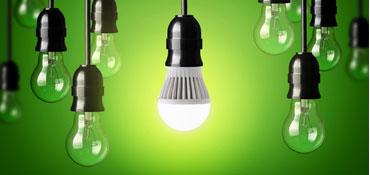 Luz led encendida al lado de otras ampolletas apagadas Luz led encendida al lado de otras ampolletas apagadas