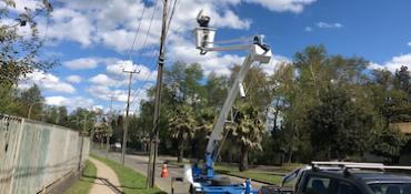 Alza hombre instalando alumbrado público Alza hombre instalando alumbrado público